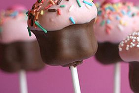 3153_040308_cupcake_pops.jpg