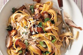 chicken-mushroom-tagliatelle-034-mld110677.jpg