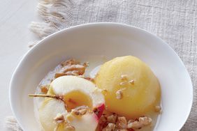 cinnamon-poached-apples-mbd108052.jpg