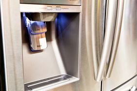 Refrigerator ice maker