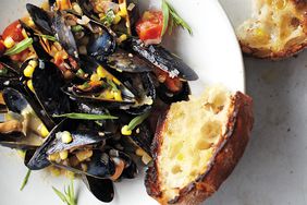 steamed mussels with crust bread