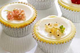 mb_1003_cheesecake_cupcakes_with_sour_cream.jpg