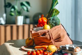 Tote bag with vegetables 