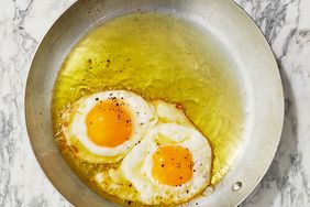 olive-oil fried eggs in pan