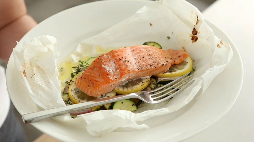 salmon_and_zucchini_baked_in_parchment_1.jpg